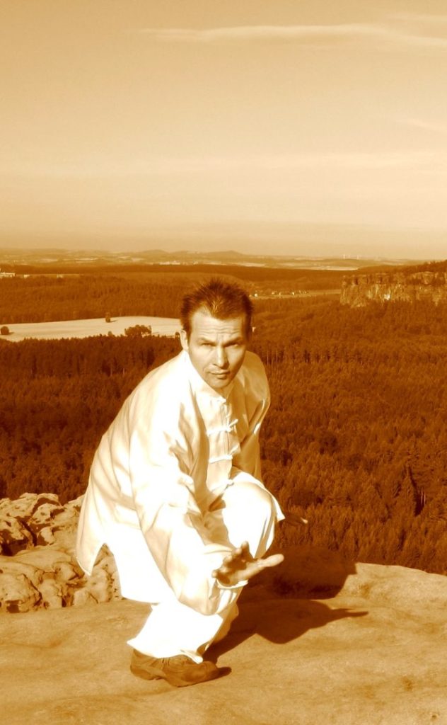 weisser Kampfkunstdress im Hochgebirge