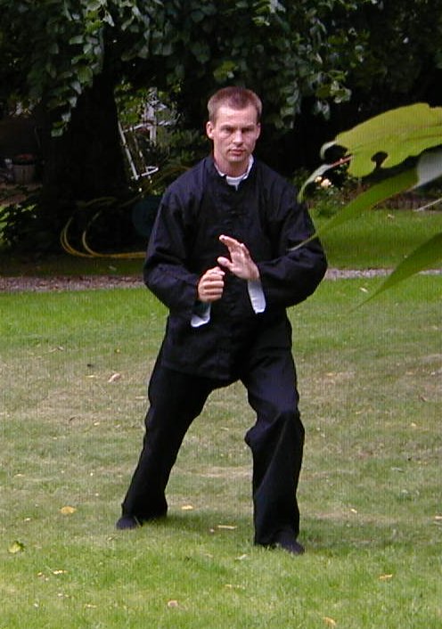 Tai Chi Lehrer im Schwarzen Anzug