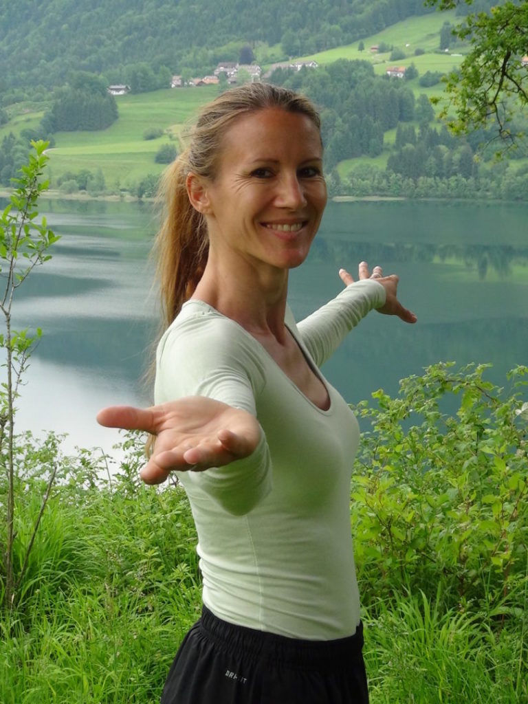 Gymnastikübung beim Selbstverteidigungstraining für Frauen